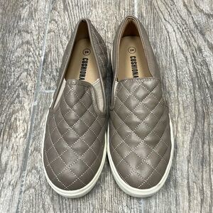 CUSHIONAIRE REENA Women's Sz 6 Sneakers Natural beige Quilted Slip on Shoes